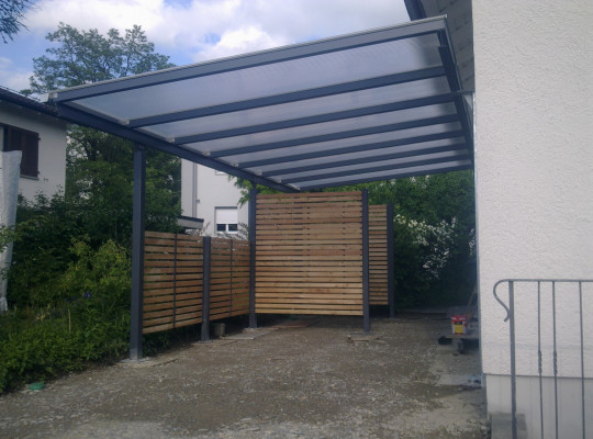 Referenz CH-8400 Winterthur, Carport, Pultdach, Acryl / Polycarbonat, An Gebäude angeschlagen, Pulverbeschichtung von Welcomp