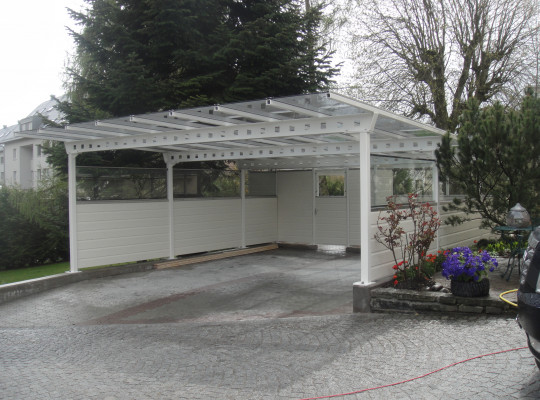 Referenz CH-8625 Gossau, Carport, Pultdach, Glas, Pulverbeschichtung, Auf Mauer aufgesetzt von Welcomp
