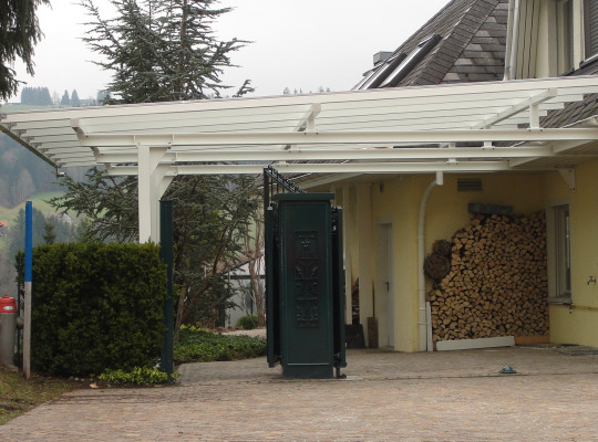 Referenz CH-9034 Eggersriet, Carport, Pultdach, Glas, Pulverbeschichtung von Welcomp