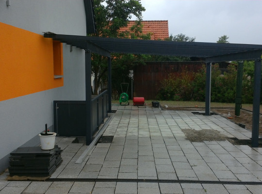 Referenz D-37133 Friedland, Carport, Pultdach, Glas, An Gebäude angeschlagen, Pulverbeschichtung von Welcomp