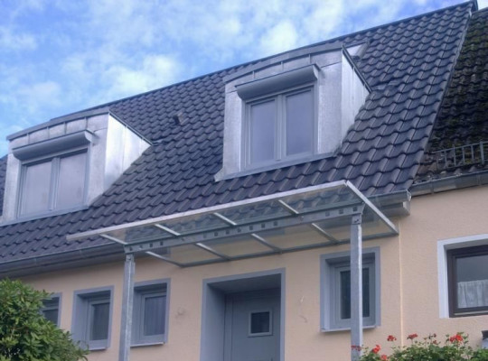 Referenz D-60529 Frankfurt, Vordach, Pultdach, Glas von Welcomp