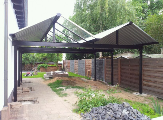 Referenz D-63329 Egelsbach, Carport, Satteldach, Trapezblech, Lichtband von Welcomp