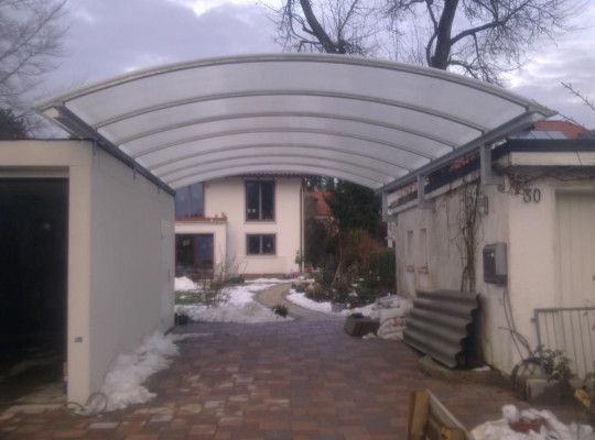 Referenz D-81475 München, Carport, Bogendach, Acryl / Polycarbonat, An Gebäude angeschlagen von Welcomp