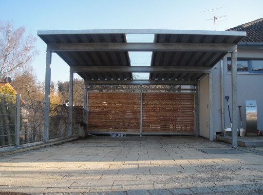 Referenz D-82237 Wörthsee, Carport, Pultdach, Trapezblech, Lichtband von Welcomp