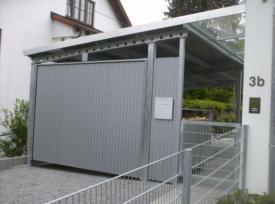 Referenz D-82327 Tutzing, Carport, Pultdach, Trapezblech, An Gebäude angeschlagen, Lichtband von Welcomp