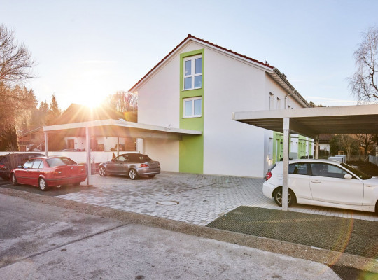 Referenz D-83620 Feldkirchen-Westerham, Reihenanlage, Gründach, Gründach, An Gebäude angeschlagen von Welcomp