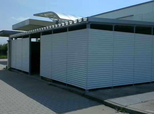 Referenz D-85326 München-Flughafen, Mülltonnenhaus, Pultdach, Trapezblech von Welcomp