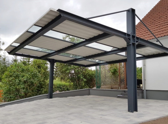 Referenz D-99869 Drei Gleichen, Carport, Freitragend, Trapezblech, Lichtband, Pulverbeschichtung von Welcomp