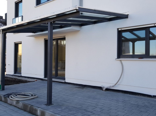 Referenz D-82140 Olching, Carport, Pultdach, An Gebäude angeschlagen, Pulverbeschichtung von Welcomp