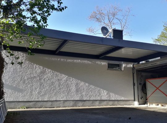 Referenz D-85540 Haar, Carport, Pultdach, Trapezblech, Auf Mauer aufgesetzt, An Gebäude angeschlagen, Pulverbeschichtung von Welcomp