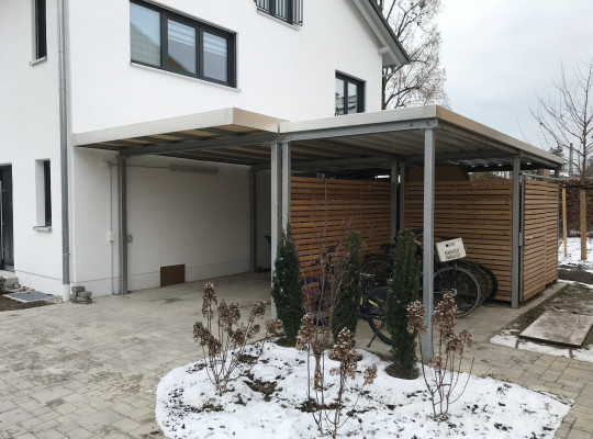 Referenz D-82131 Stockdorf, Carport, Gründach, Gründach, Pulverbeschichtung von Welcomp