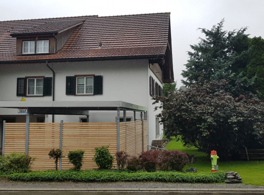 Referenz CH-8340 Ringwil, Carport, Pultdach, Gründach, Lichtband von Welcomp