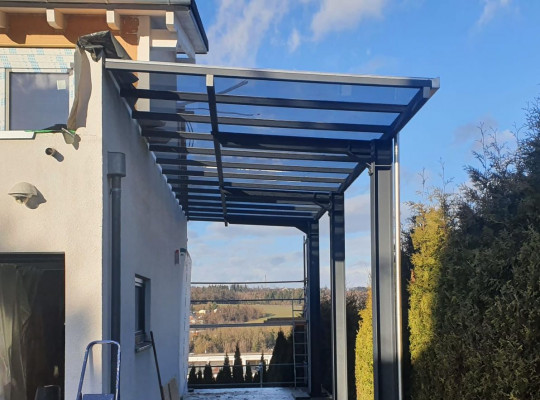 Referenz D-94036 Passau, Carport, Freitragend, Glas, Pulverbeschichtung von Welcomp