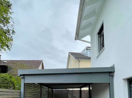 Referenz D-82065 Baierbrunn, Carport, Pultdach, Trapezblech, Pulverbeschichtung von Welcomp