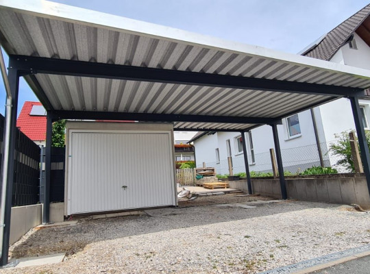 Referenz D-91074 Herzogenaurach, Carport, Pultdach, Trapezblech, Pulverbeschichtung von Welcomp