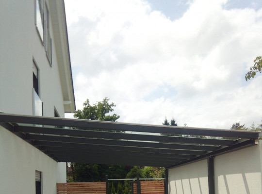 Referenz D-82205 Gilching, Carport, Pultdach, Glas, Pulverbeschichtung von Welcomp