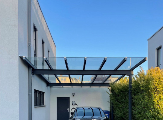 Referenz D-39114 Magdeburg, Carport, Pultdach, Glas, An Gebäude angeschlagen, Pulverbeschichtung von Welcomp