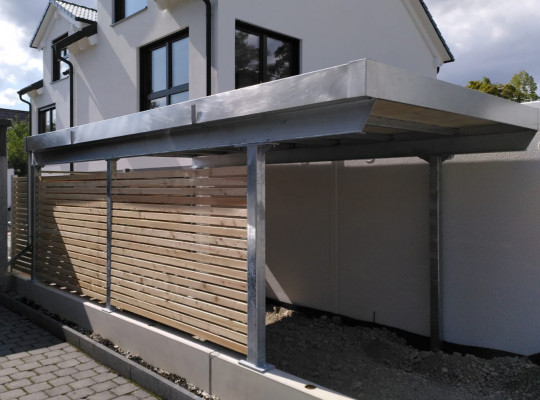 Referenz D-85821 Riemerling (Hohenbrunn), Carport, Gründach, Gründach, Auf Mauer aufgesetzt von Welcomp