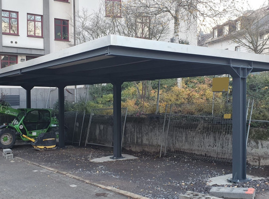 Referenz D-56727 Mayen, Reihenanlage, Freitragend, Gründach, Pulverbeschichtung von Welcomp