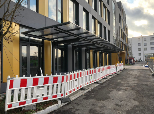 Referenz D-82061 Neuried, Carport, Freitragend, Acryl / Polycarbonat, Pulverbeschichtung von Welcomp