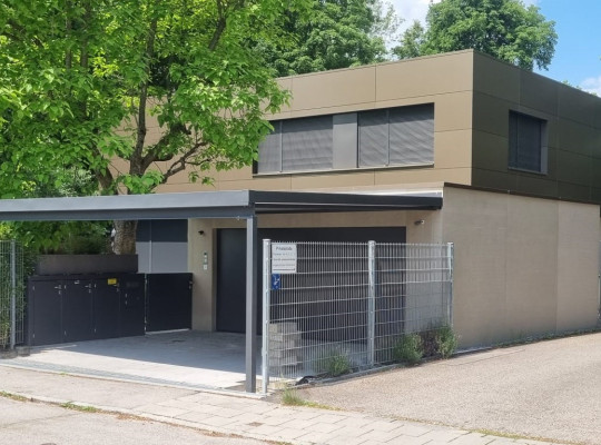 Referenz D-85598 Baldham, Carport, Pultdach, Trapezblech, Pulverbeschichtung, An Gebäude angeschlagen von Welcomp