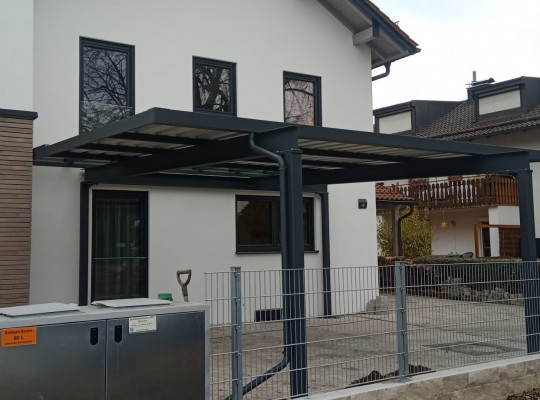 Referenz D-85591 Vaterstetten, Carport, Pultdach, Trapezblech, Lichtband, Pulverbeschichtung von Welcomp