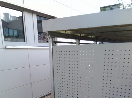 Referenz D-85764 Oberschleißheim, Fahrradhaus, Pultdach, Gründach, Pulverbeschichtung von Welcomp