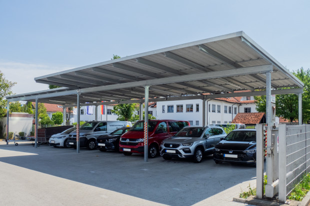 Autos unter einem Carport