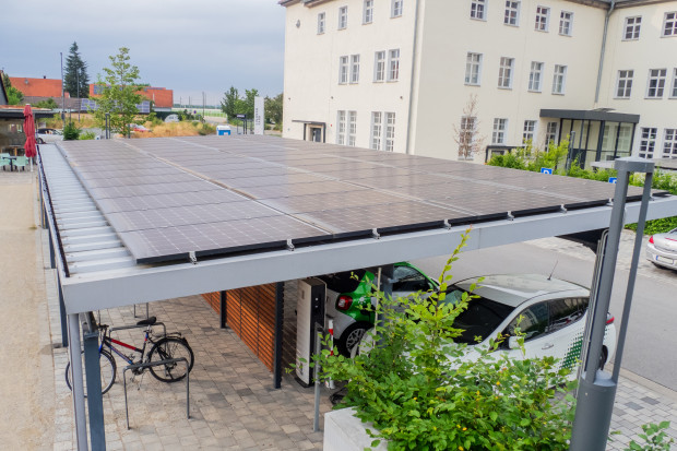 Autos unter einem Carport
