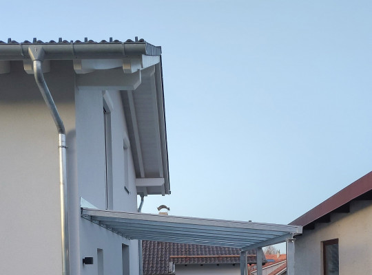 Referenz D-82377 Penzberg, Carport, Pultdach, Glas, Auf Mauer aufgesetzt, An Gebäude angeschlagen von Welcomp