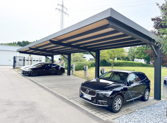 Referenz D-72770 Reutlingen, Carport, Freitragend, Gründach, Pulverbeschichtung von Welcomp