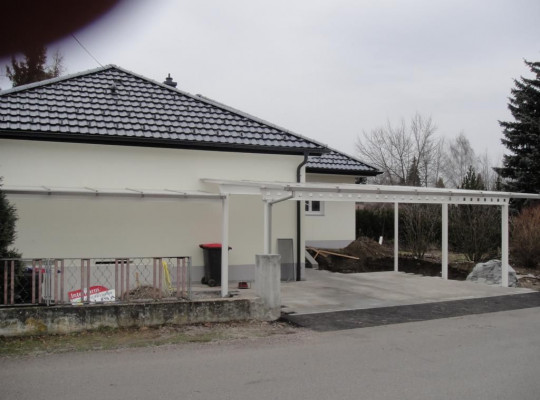 Referenz A-3108 St.Pölten-Wagram, Carport, Pultdach, Acryl / Polycarbonat, Pulverbeschichtung von Welcomp