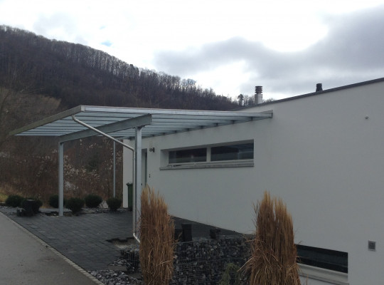 Referenz CH-5113 Holderbank, Carport, Pultdach, Glas, An Gebäude angeschlagen von Welcomp