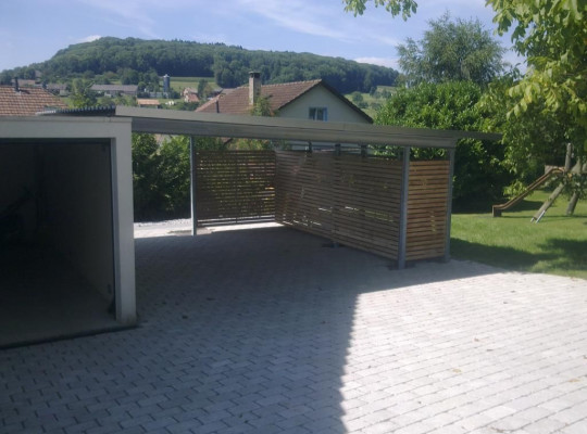 Referenz CH-5607 Hägglingen, Carport, Pultdach, Trapezblech, Holz, An Gebäude angeschlagen von Welcomp