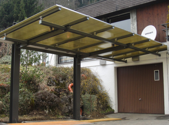 Referenz CH-9034 Eggersriet SG, Carport, Freitragend, Acryl / Polycarbonat, Pulverbeschichtung von Welcomp