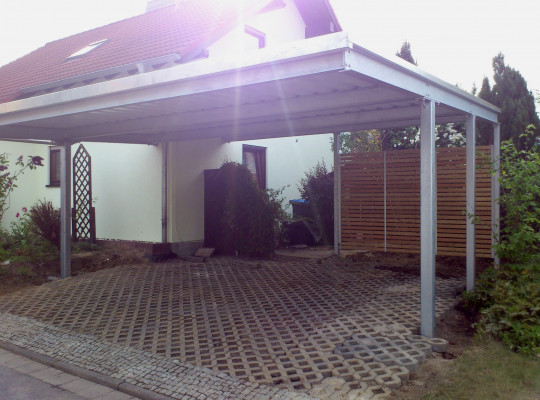 Referenz D-04683 Belgershain, Carport, Pultdach, Trapezblech, Holz, An Gebäude angeschlagen von Welcomp