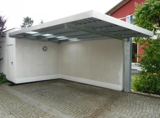 Referenz D-12589 Berlin, Carport, Freitragend, Trapezblech, An Gebäude angeschlagen, Lichtband von Welcomp