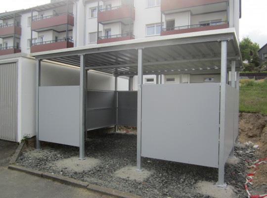 Referenz D-57076 Siegen, Mülltonnenhaus, Pultdach, Trapezblech, HPL-Platte von Welcomp