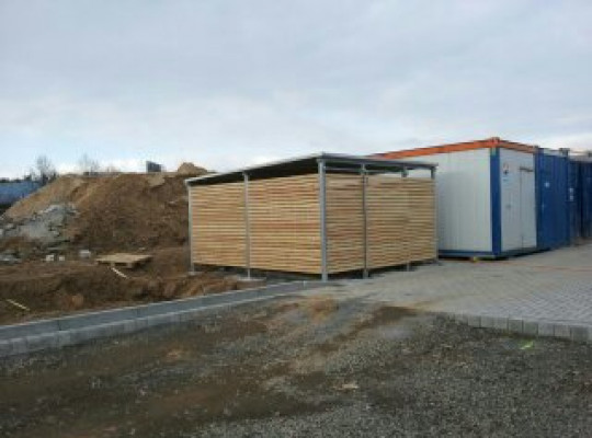 Referenz D-60549 Frankfurt, Mülltonnenhaus, Pultdach, Trapezblech, Holz von Welcomp