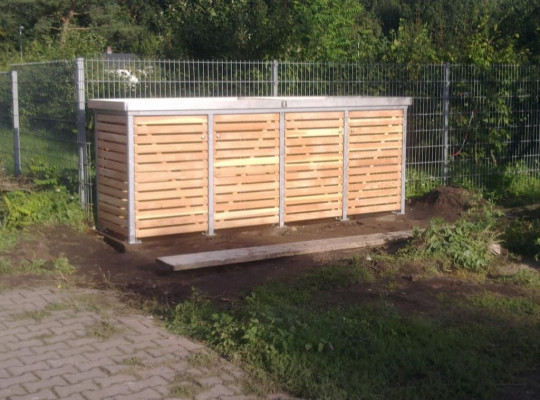 Referenz D-60529 Frankfurt, Mülltonnenhaus, Gründach, Gründach, Holz von Welcomp