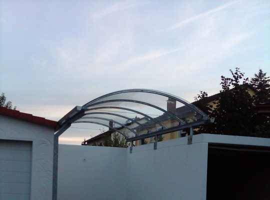 Referenz D-63538 Großkreutzenburg, Carport, Bogendach, Acryl / Polycarbonat, Auf Mauer aufgesetzt von Welcomp