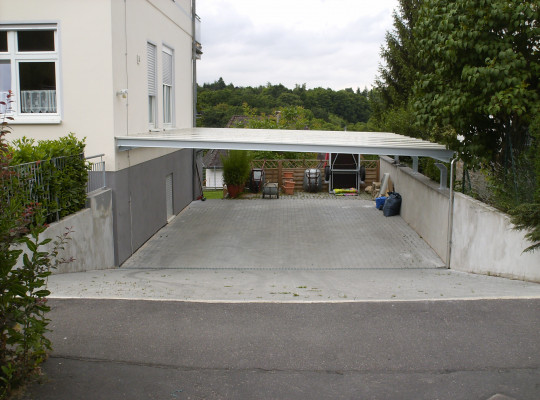 Referenz D-65193 Wiesbaden, Carport, Pultdach, Acryl / Polycarbonat, An Gebäude angeschlagen, Auf Mauer aufgesetzt von Welcomp