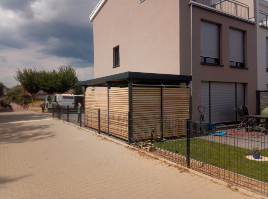 Referenz D-65795 Hattersheim, Carport, Gründach, Gründach, Holz, Pulverbeschichtung von Welcomp
