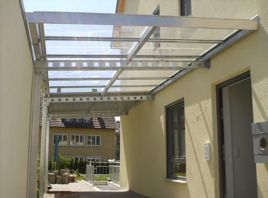 Referenz D-70563 Stuttgart, Carport, Pultdach, Trapezblech, An Gebäude angeschlagen von Welcomp