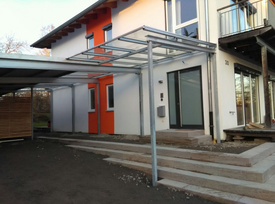 Referenz D-74080 Heilbronn, Carport, Pultdach, Trapezblech, Holz, Lichtband von Welcomp