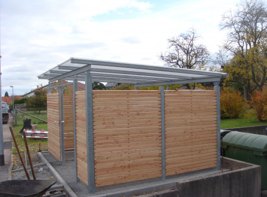 Referenz D-75217 Birkenfeld, Mülltonnenhaus, Pultdach, Acryl / Polycarbonat, Holz von Welcomp