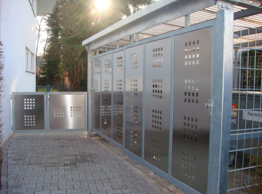 Referenz D-81477 München, Mülltonnenhaus, Pultdach, Trapezblech, Lochblech von Welcomp