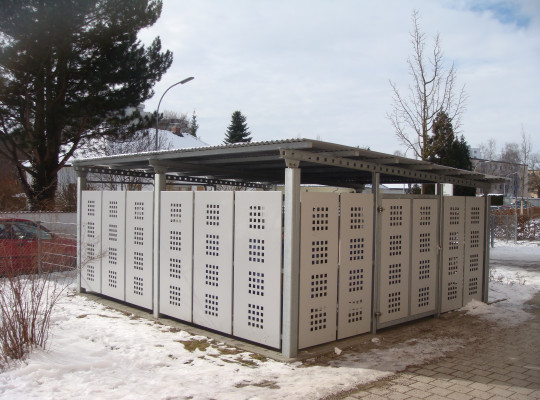 Referenz D-82256 Fürstenfeldbruck, Mülltonnenhaus, Pultdach, Trapezblech, Lochblech von Welcomp