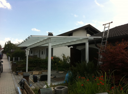 Referenz D-83620 Feldkirchen-Westerham, Carport, Pultdach, Glas, Pulverbeschichtung von Welcomp