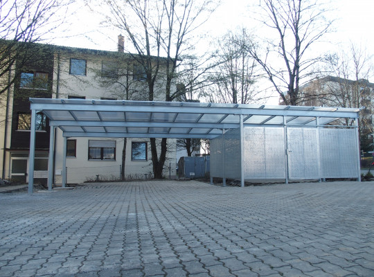 Referenz D-85560 Ebersberg, Überdachung, Pultdach, Acryl / Polycarbonat, Lochblech von Welcomp